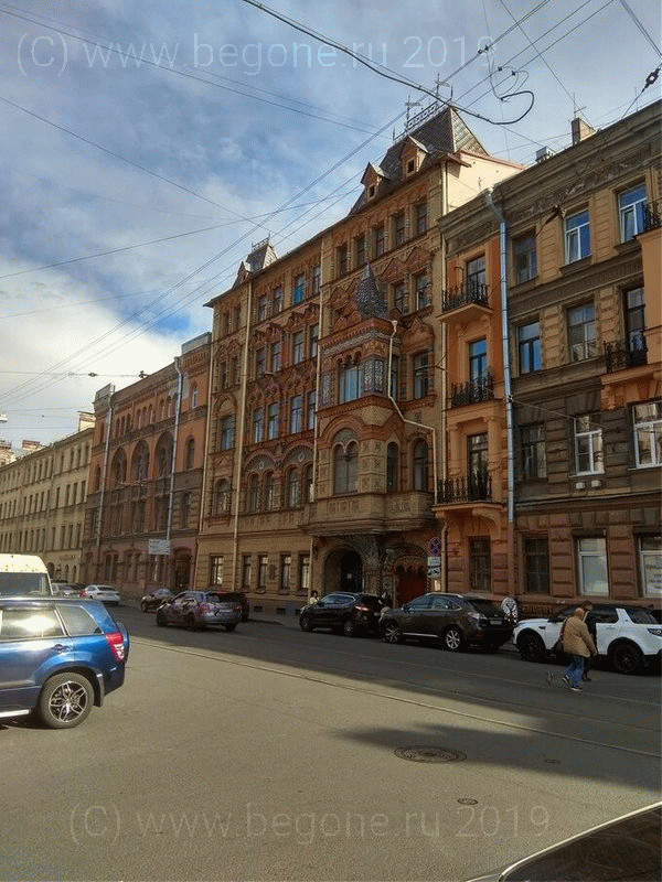 Красивое здание в паре кварталов от Невского проспекта Красивое здание в паре кварталов от Невского проспекта
